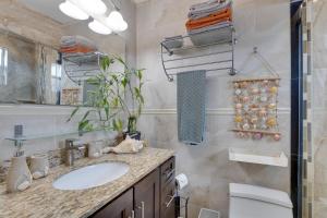 un baño con lavabo e inodoro en Fort Lauderdale Studio Near Beaches and Downtown, en Fort Lauderdale 18 fotos más