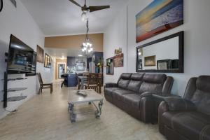 una sala de estar con un sofá y una mesa en Lakefront Getaway with Dock Near Las Olas Beach, en Fort Lauderdale