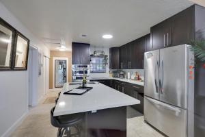 cocina con nevera y encimera blanca en Lakefront Getaway with Dock Near Las Olas Beach, en Fort Lauderdale 17 fotos más