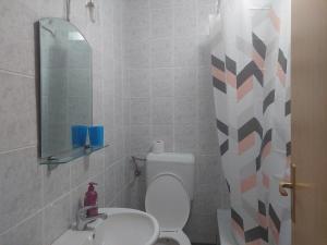 Ένα μπάνιο στο Sunny Lakeside Apartment