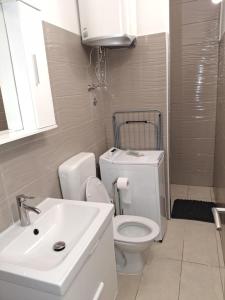 Bilik mandi di K&M apartment