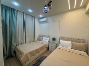 Postel nebo postele na pokoji v ubytování Madinaty - Luxury villa with Amazing private garden مدينتي - فيلا فندقيه فاخرة
