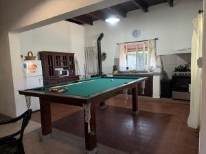 エル・ロデオにあるEl descansoのキッチン(ビリヤード台付)