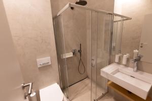 un bagno con doccia e lavandino di Apartment JARO a Stomorska Altre 5 foto