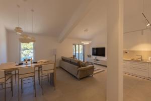 una cucina e un soggiorno con un divano e un tavolo di Apartment JARO a Stomorska