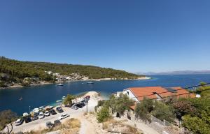 un gruppo di auto parcheggiate accanto a un corpo idrico di Apartment JARO a Stomorska