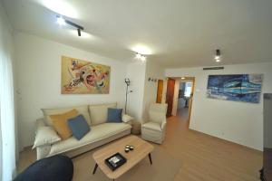 un soggiorno con un divano e un tavolo di ESTORIL Vista Mar Premium Special a Benicàssim