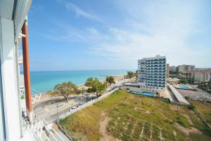 una vista dell'oceano da un edificio di ESTORIL Vista Mar Premium Special a Benicàssim