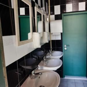 Ein Badezimmer in der Unterkunft Rhodes Youth Hostel