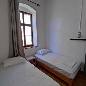 Ein Bett oder Betten in einem Zimmer der Unterkunft Rhodes Youth Hostel