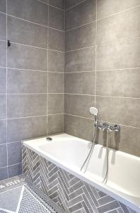 ห้องน้ำของ Volledig Gerenoveerd - Huis aan het strand -Nieuwstraat 4 +14 ภาพ
