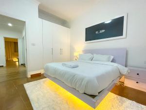 Elegant 3Br Oasis in Heart of Addis Ababa客房内的一张或多张床位