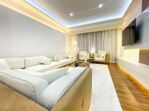 Elegant 3Br Oasis in Heart of Addis Ababa的电视和/或娱乐中心