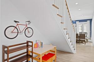 ein Fahrrad an der Wand in einem Wohnzimmer in der Unterkunft Destin Beach House Pool Heat&Golf Cart Deals GameRoom in Destin