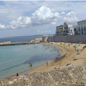 Plaża z grupą ludzi w wodzie w obiekcie B&B Corte Cantalupi w mieście Gallipoli