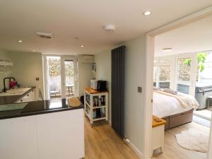 ビデフォードにあるSea Sanctuaryのキッチン、ベッドルーム1室(ベッド1台付)が備わります。