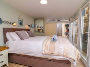 ビデフォードにあるSea Sanctuaryの大きなベッドと窓のある寝室