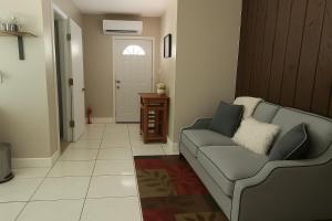坦帕Green Castle Apartment in Tampa Near Airport and Busch Gardens的带沙发和门的客厅