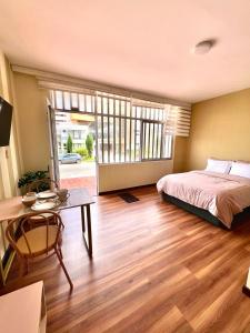 Ένα ή περισσότερα κρεβάτια σε δωμάτιο στο Urban Comfort Steps from Uniboyaca