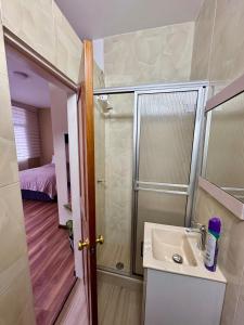 Ένα μπάνιο στο Urban Comfort Steps from Uniboyaca