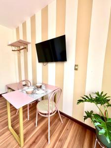 Μια τηλεόραση ή/και κέντρο ψυχαγωγίας στο Urban Comfort Steps from Uniboyaca