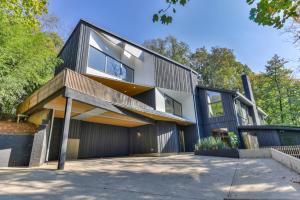 Gallery image of Luxury Hideaway nearly 9000 Sq Ft with Elevator and Huge Deck in Brentwood