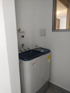 Estrene en Santa Marta vía Barranquilla a 10 minutos aeropuerto, acceso y vista al mar في سانتا مارتا: مطبخ صغير مع حوض ومرآة