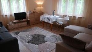 ein Wohnzimmer mit einem Tisch und einem Sofa in der Unterkunft Apartament "Przy Molo" Międzyzdroje in Misdroy