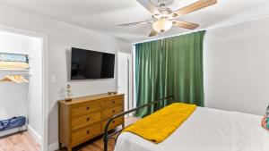 TV a/nebo společenská místnost v ubytování Savannah River Port House