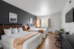 TV a/nebo společenská místnost v ubytování Adventure Inn Durango