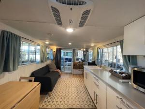Χώρος καθιστικού στο The Albatross-Houseboat DT Knox