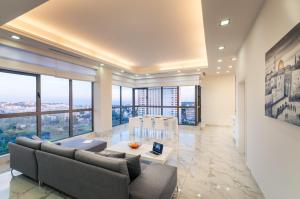 een woonkamer met een bank en een tafel bij Apartment Magical View in Jeruzalem