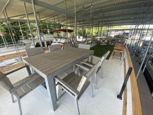 Una mesa de picnic y sillas en un patio con un bote. en The Black Dog. Houseboat In DT Knox, en Knoxville 37 fotos más