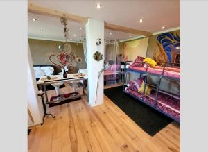 a room with two bunk beds and a desk at Studio Pachamama in Rotenburg an der Wümme