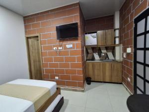 Cette chambre comprend 2 lits et un mur en briques. dans l'établissement Hotel Cabañas Mar Caribe, à Necoclí