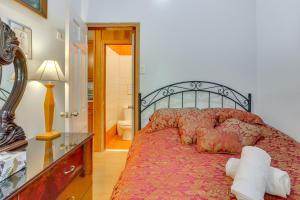 Giường trong phòng chung tại 5 Mi to Swinging Bridge Reservoir Cabin with Pool!
