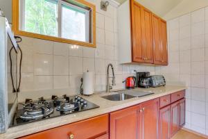 Nhà bếp/bếp nhỏ tại 5 Mi to Swinging Bridge Reservoir Cabin with Pool!