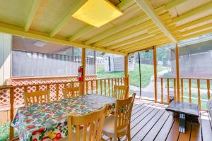 Ban công/sân hiên tại 5 Mi to Swinging Bridge Reservoir Cabin with Pool!
