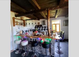 a kitchen with a bar with stools at Studio Pachamama in Rotenburg an der Wümme