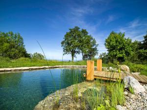 MontboloMAS CANERS - Eco-Chic Lodges, Nature Spa & Biological Pool的中间有木甲板的水池