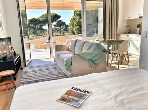 a living room with a couch and a table and a kitchen at Meco Lodge Deep Blue in Sesimbra