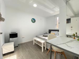 TV a/nebo společenská místnost v ubytování Gypsy Budget Room Shared Flat