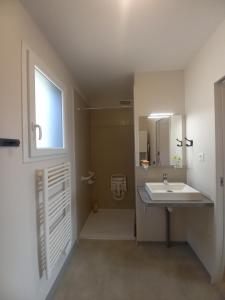 Gallery image of Le Collonges, éco-container PMR, Vallée de la Dordogne in Souillac +4 photos