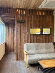 苫小牧市にあるPeter's House R36 - Vacation STAY 25212vのソファ付きのリビングルーム、木製の壁