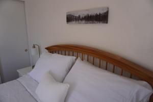 OakridgeにあるPanoramic View 2br on Hill in Uptown Oakridgeの寝室にある白いシーツと枕が置かれたベッド +31枚の写真
