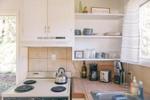 OakridgeにあるPanoramic View 2br on Hill in Uptown Oakridgeのコンロ付きのキッチン シンクの横にあるトップオーブン