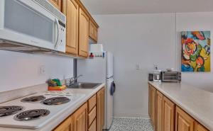Dapur atau dapur kecil di Sea Gypsy Rentals - Oceanfront Suite - Top Floor +29 gambar