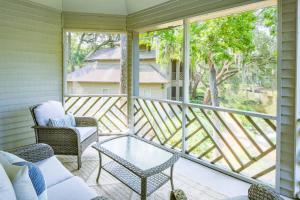 a screened in porch with a table and chairs at Lazy Lagoon in Kiawah Island