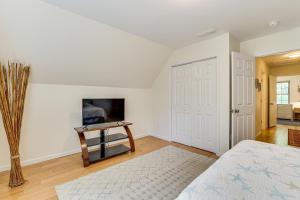 Un dormitorio con una cama y una mesa dentro. en Pet-Friendly Lebanon House with Lake Access!, en Lebanon
