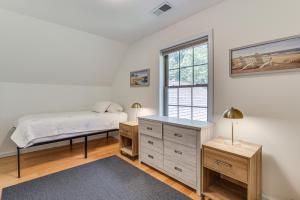 Un dormitorio con una cama y una cómoda y una ventana. en Pet-Friendly Lebanon House with Lake Access!, en Lebanon